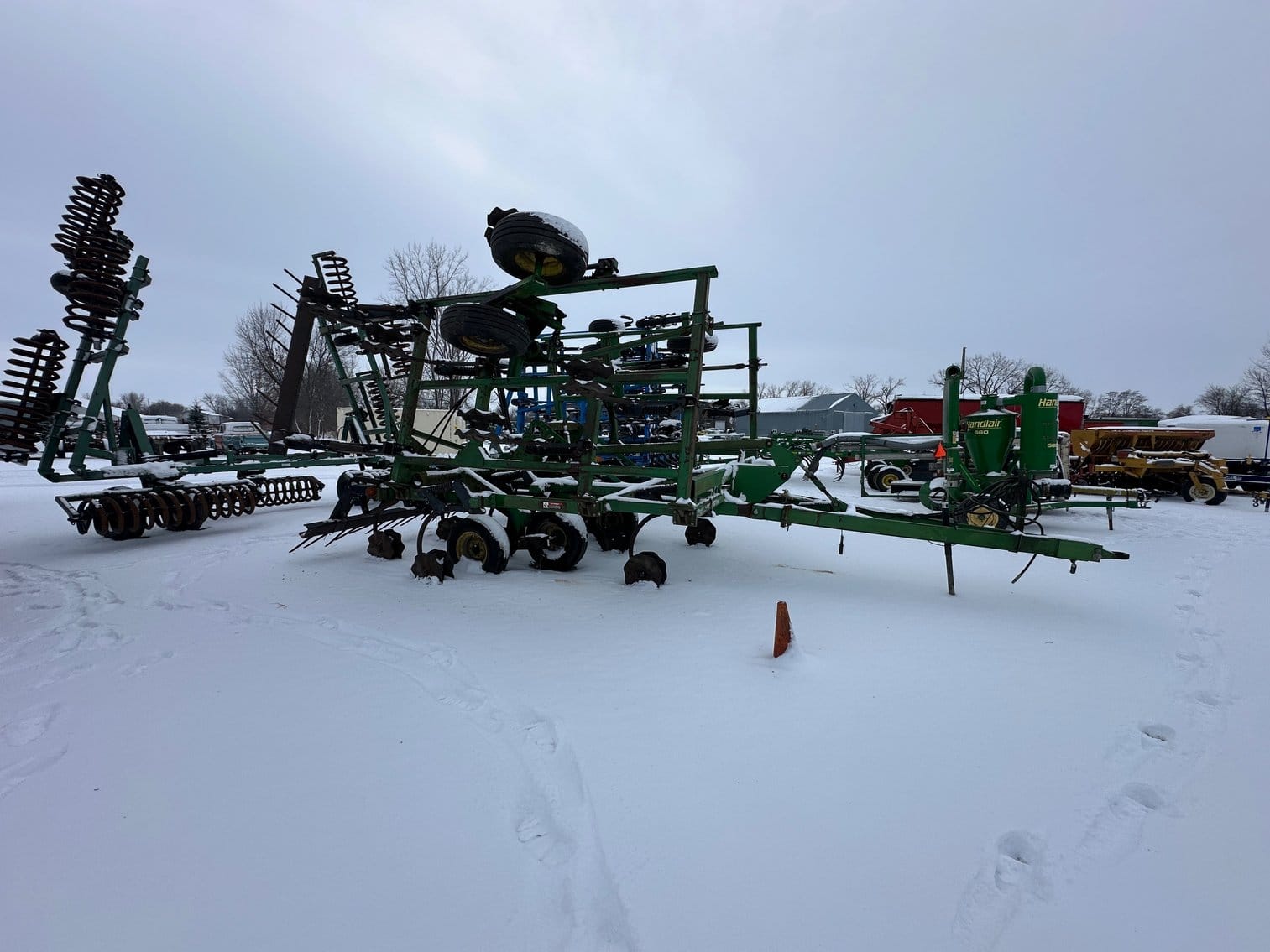 John Deere 680 Equipment Image0