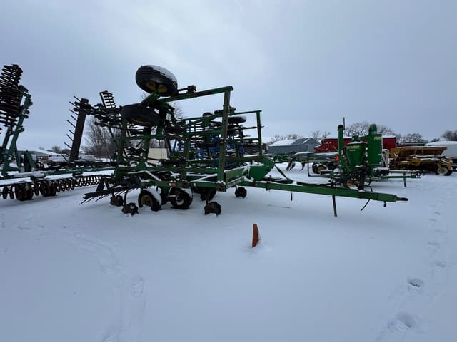 Image of John Deere 680 equipment image 1