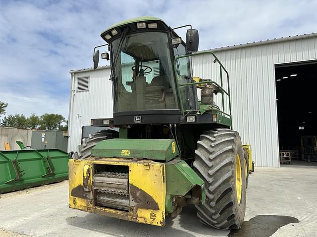 Image of John Deere 6810 equipment image 1