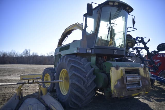 Image of John Deere 6810 equipment image 1