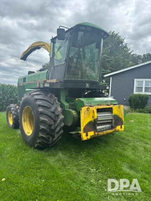 Image of John Deere 6810 equipment image 1