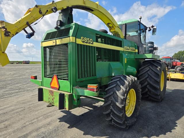 Image of John Deere 6850 equipment image 4