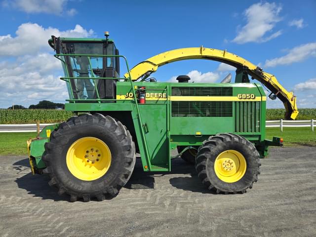 Image of John Deere 6850 equipment image 1