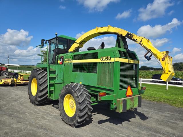 Image of John Deere 6850 equipment image 2