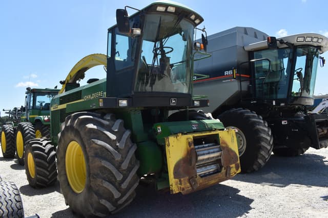 Image of John Deere 6850 equipment image 2