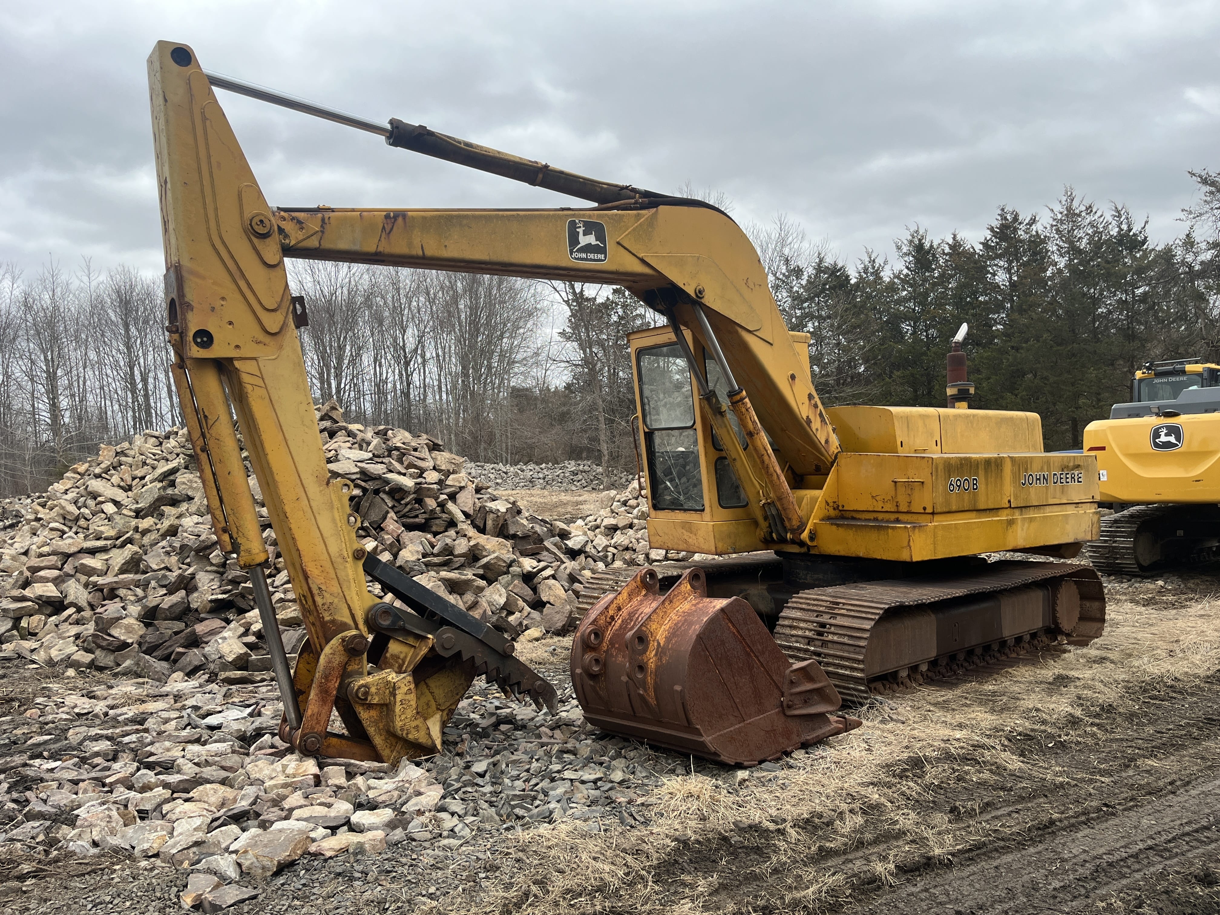 John Deere 690B Equipment Image0