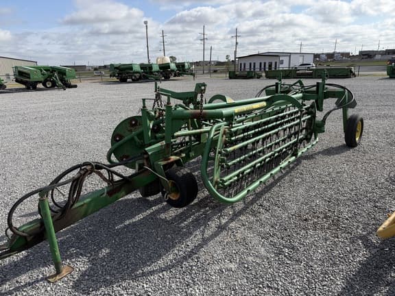 Image of John Deere 700 equipment image 1