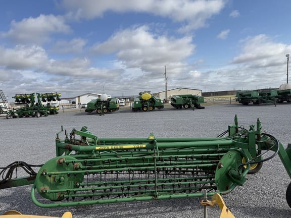 John Deere 700 Equipment Image0