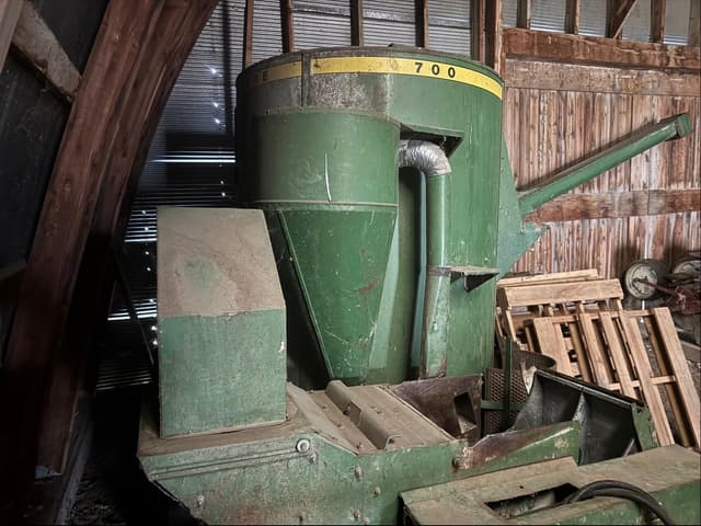 Image of John Deere 700 equipment image 2