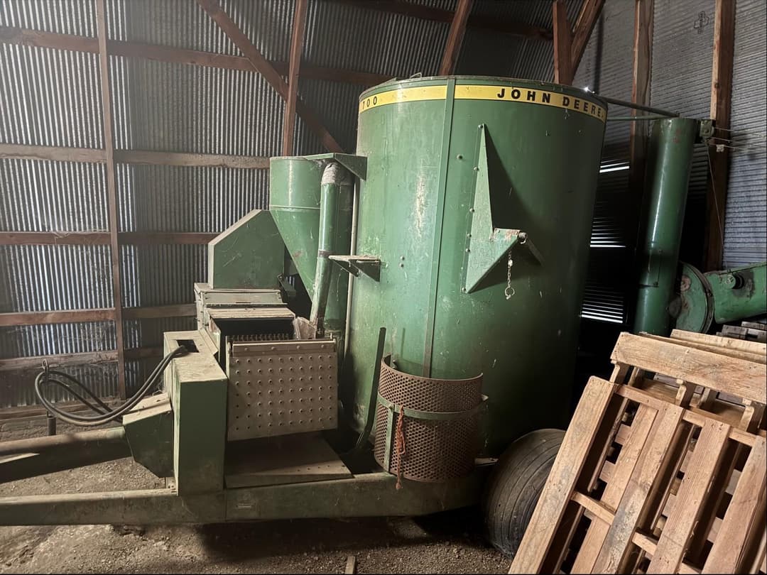 Image of John Deere 700 Primary image