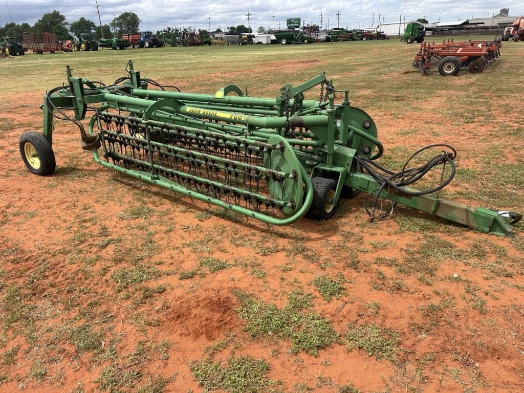 John Deere 700 Equipment Image0