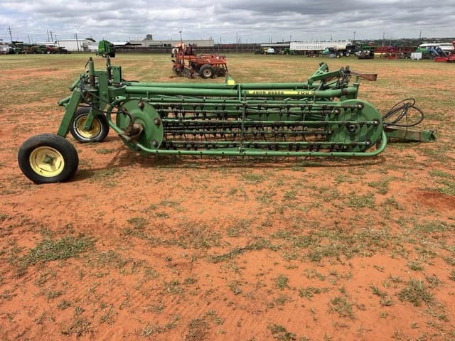 Image of John Deere 700 equipment image 1