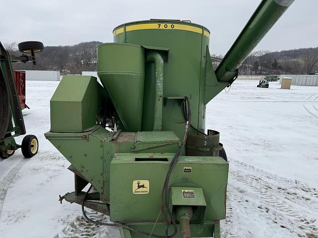 Image of John Deere 700 equipment image 1