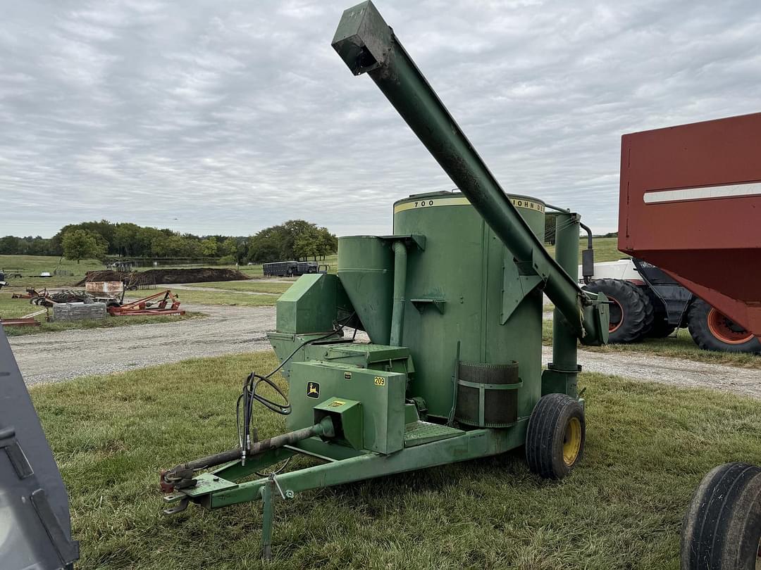 Image of John Deere 700 Image 0