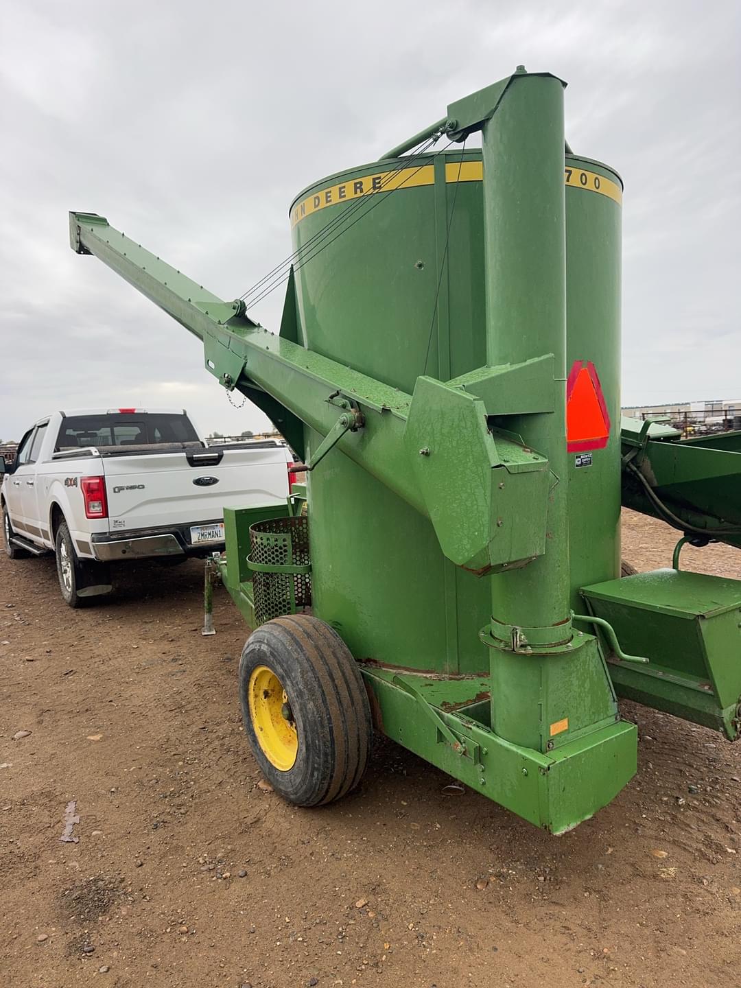 Image of John Deere 700 Primary image