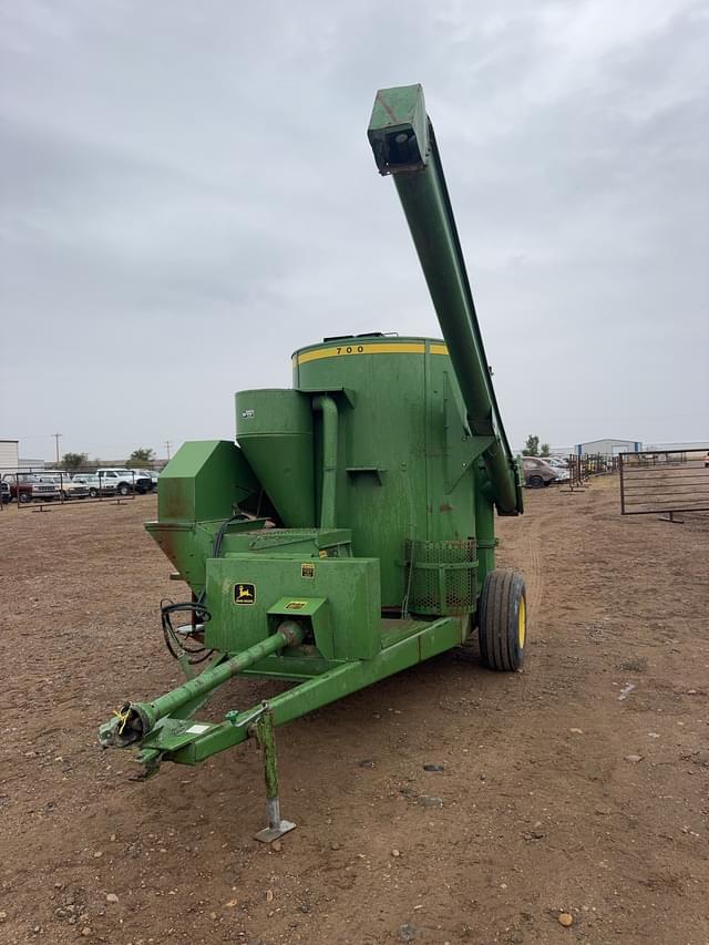 Image of John Deere 700 equipment image 2