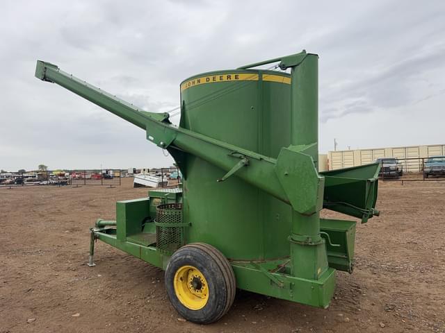 Image of John Deere 700 equipment image 1