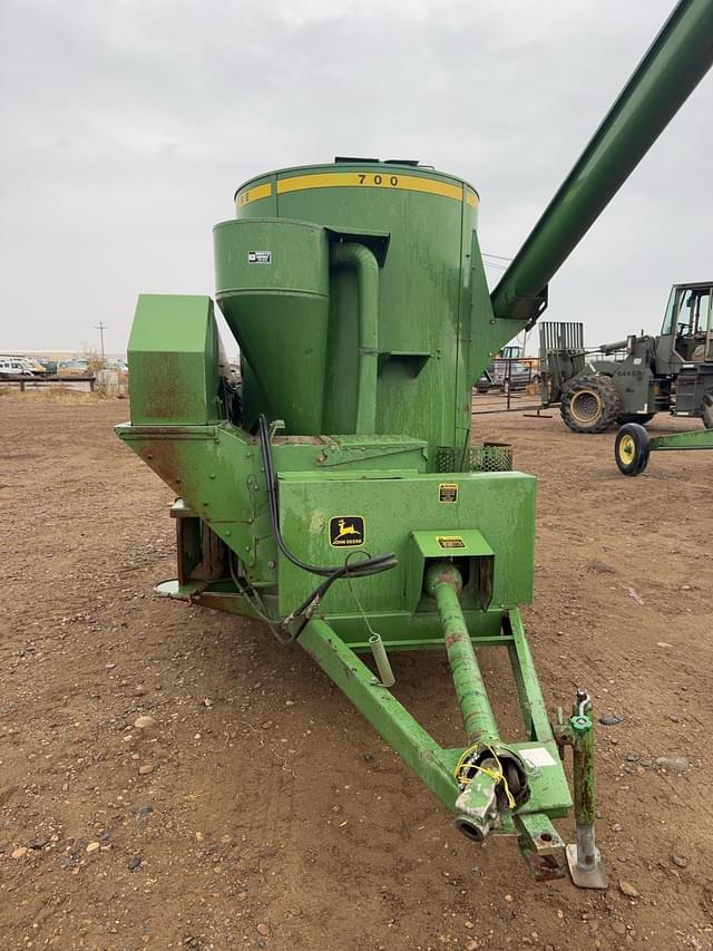Image of John Deere 700 equipment image 3
