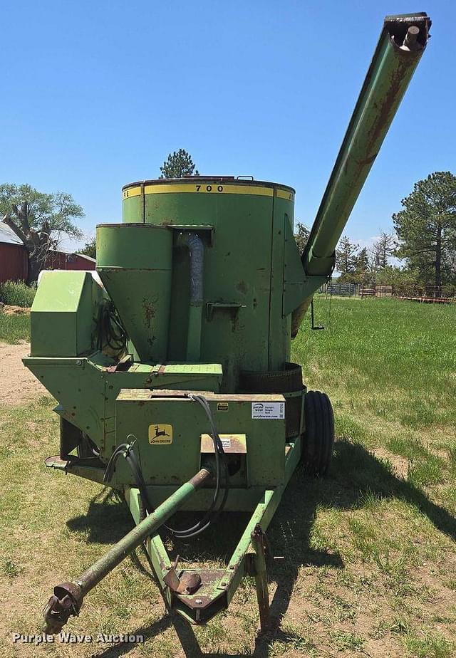 Image of John Deere 1700 equipment image 1