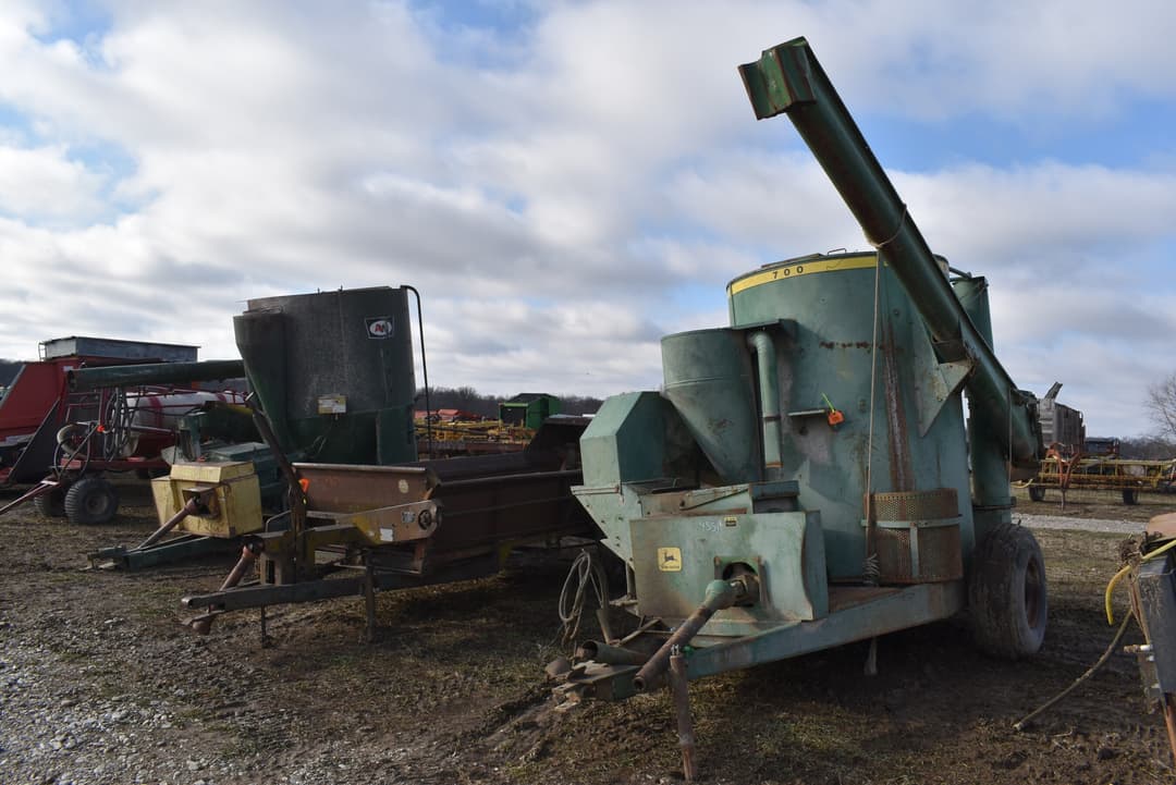 Image of John Deere 700 Primary image