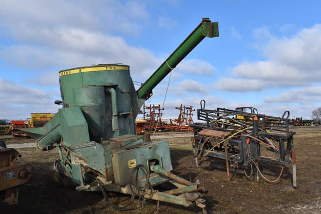 Image of John Deere 700 equipment image 2