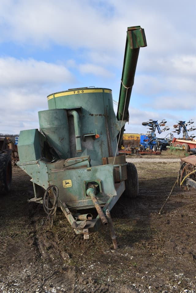 Image of John Deere 700 equipment image 1