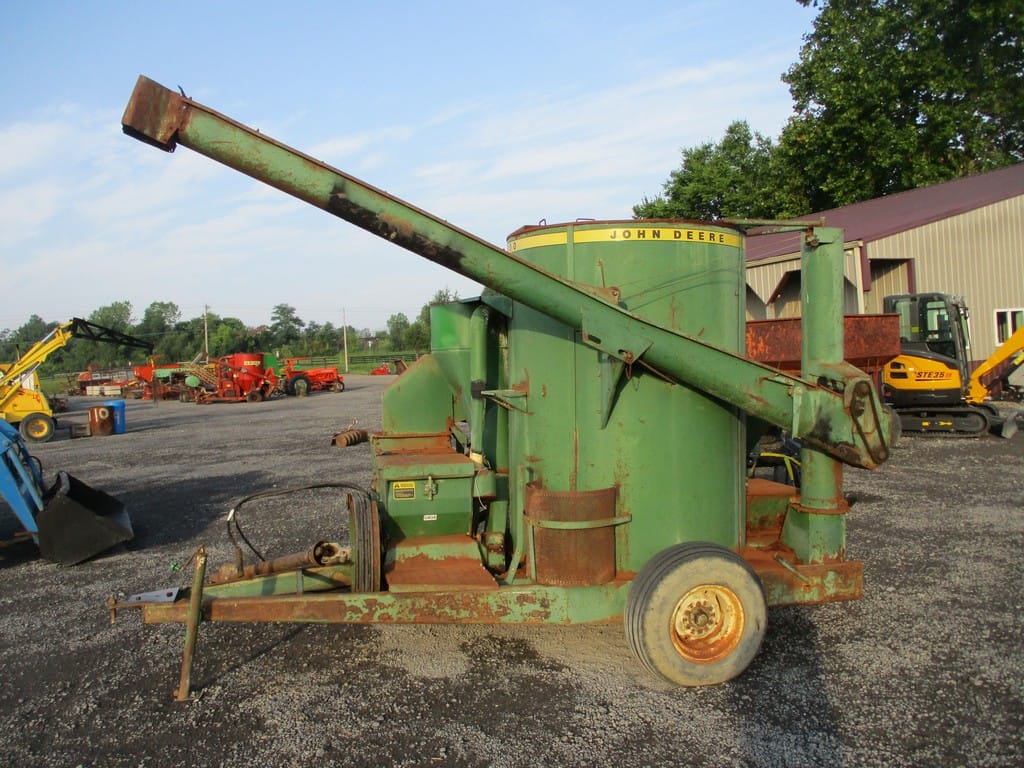 Main image John Deere 700
