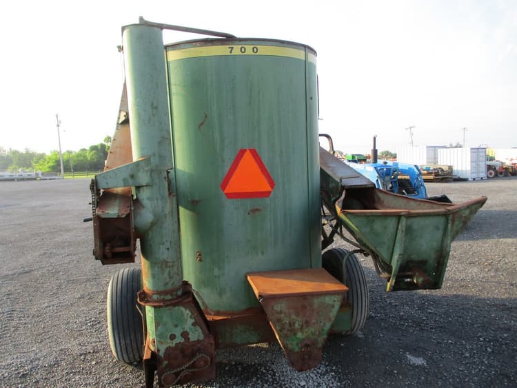 John Deere 700 Hay and Forage Grinders/Mixers for Sale Tractor Zoom