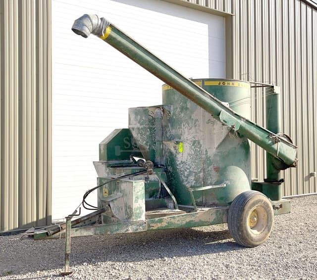 Image of John Deere 700 equipment image 1