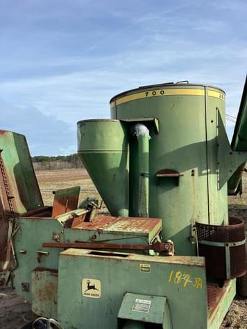 Main image John Deere 700