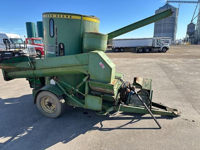 Image of John Deere 700 equipment image 1