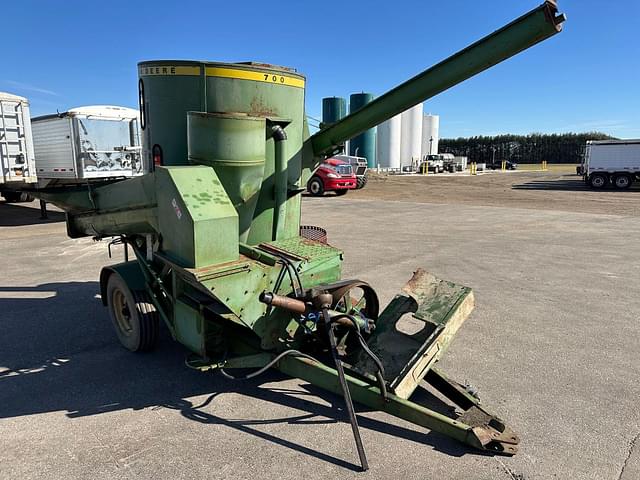 Image of John Deere 700 equipment image 2