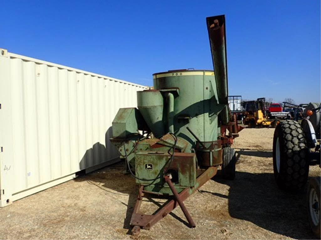 Image of John Deere 700 Primary image