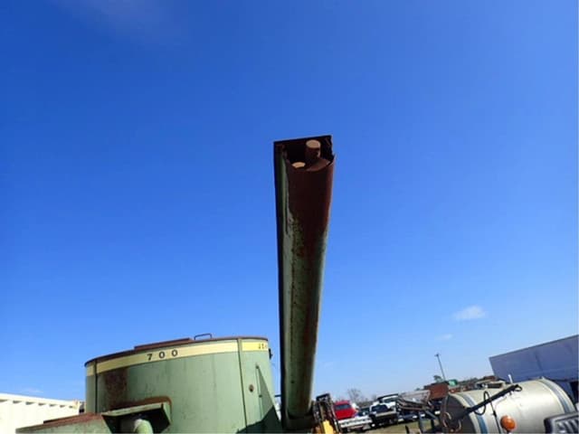 Image of John Deere 700 equipment image 1