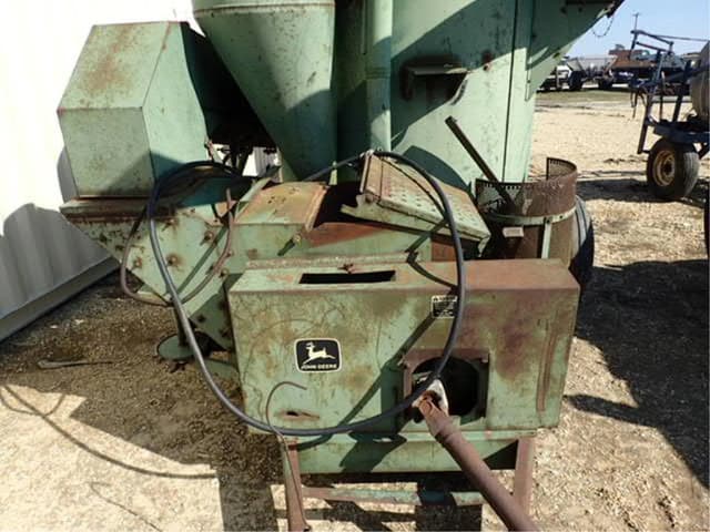 Image of John Deere 700 equipment image 2