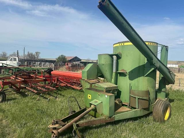 Image of John Deere 700 equipment image 1