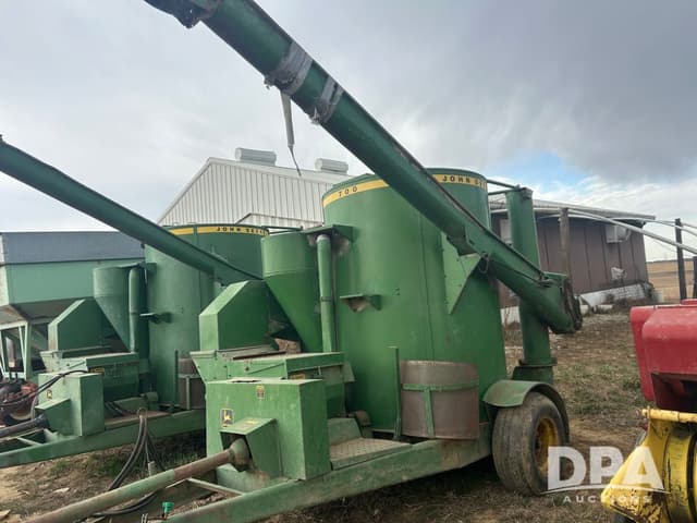Image of John Deere 700 equipment image 1