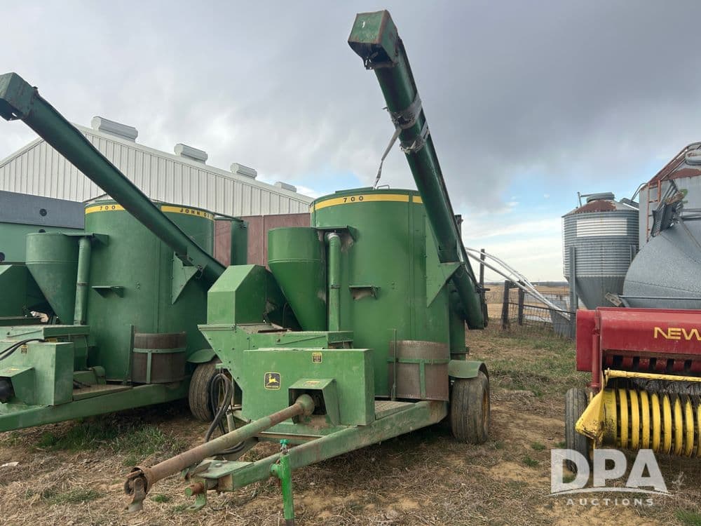 Image of John Deere 700 Primary image