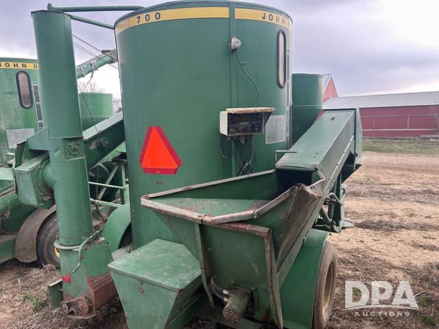 Image of John Deere 700 equipment image 2