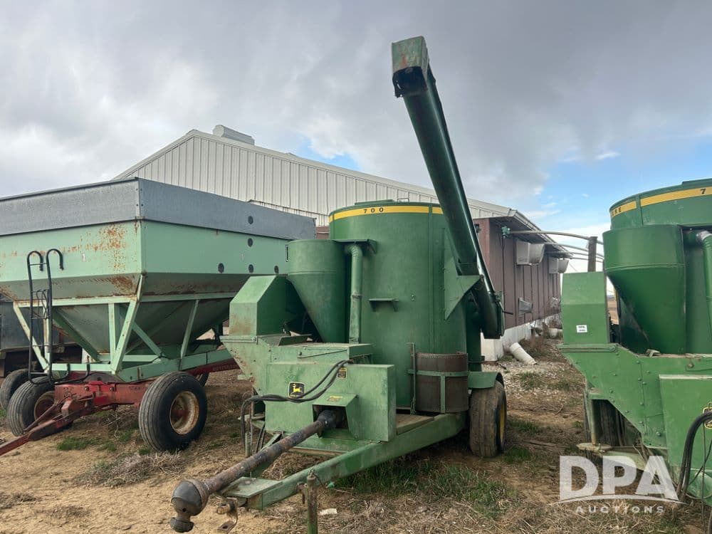 Image of John Deere 700 Primary image