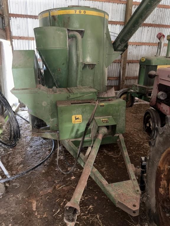 Image of John Deere 700 equipment image 2