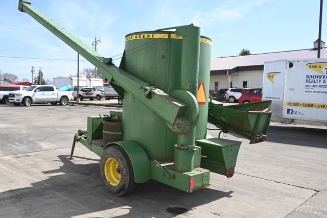 Image of John Deere 700 equipment image 4