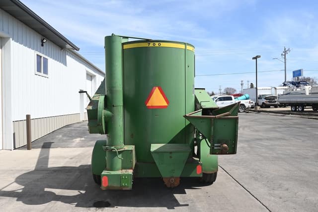 Image of John Deere 700 equipment image 3