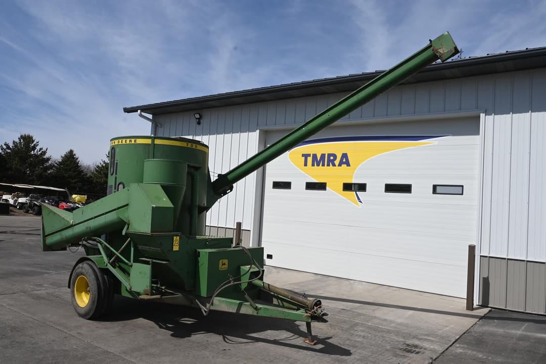 Image of John Deere 700 Primary image