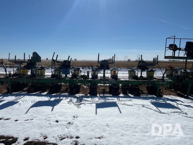 Image of John Deere 1700 equipment image 1