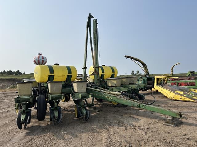 Image of John Deere 7000 equipment image 1