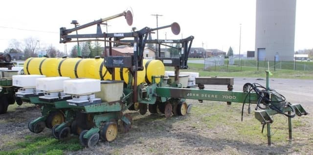Image of John Deere 7000 equipment image 1