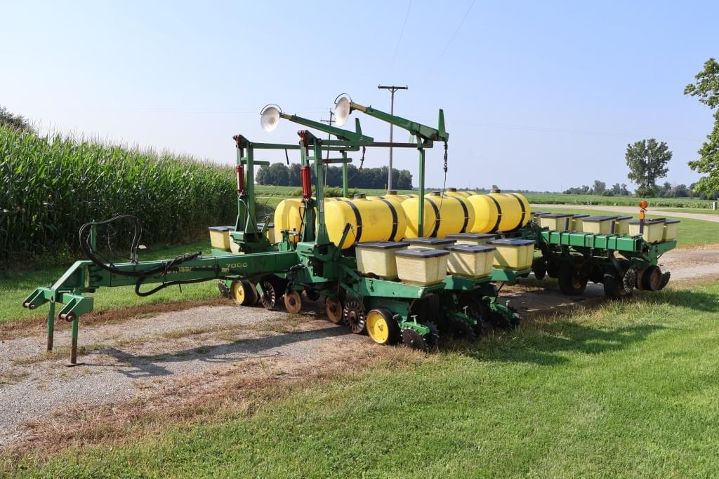 Image of John Deere 7000 Primary image