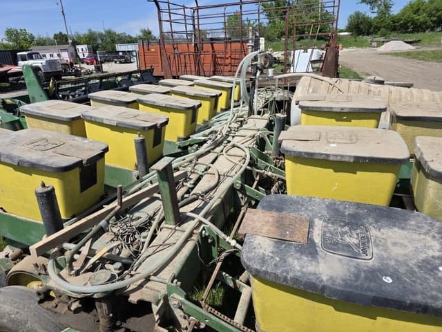 Image of John Deere 7000 equipment image 2