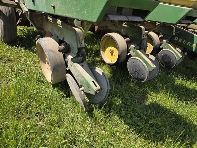 Image of John Deere 7000 equipment image 1